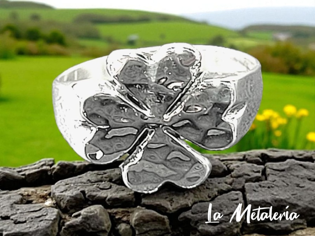 Anillo Trébol Martillado