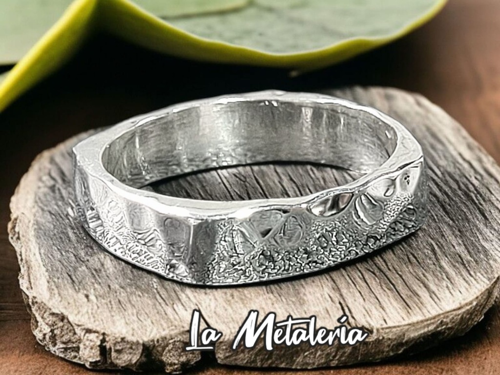 Anillo Cuadrado Martillado